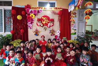 “Xuân sang nắng ấm chan hòa – Lộc Hạ rộn rã tiếng ca bé cười.”