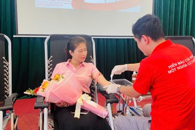 “Hiến giọt máu đào – Trao đời sự sống.”